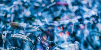 Jak należy trzymać kierownicę podczas jazdy samochodem ciężarowym na wprost?